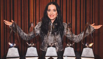 Katy Perry recebe seu sexto disco de diamante em singles com "E.T."