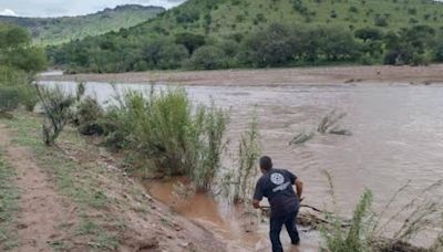 Hallan muerta a madre que fue arrastrada por corriente de arroyo, aún buscan a su hija