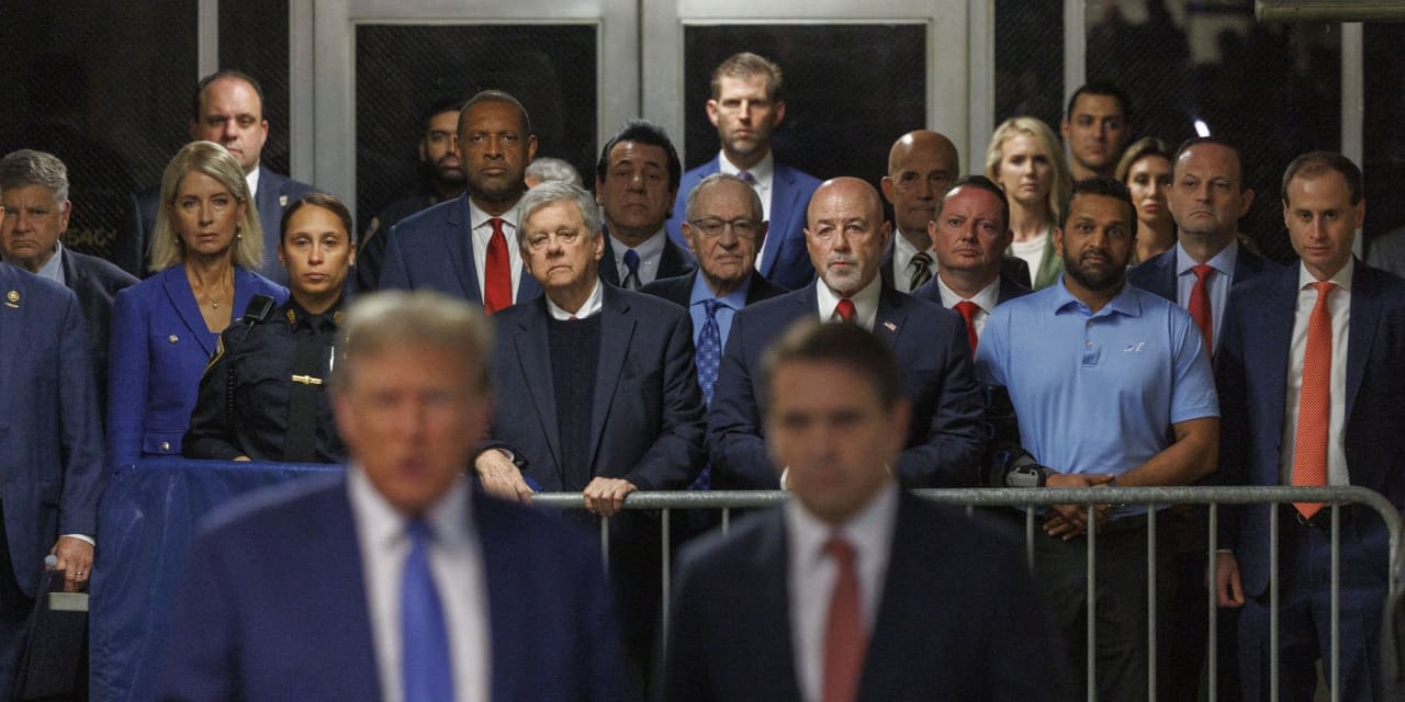 Trump entourage at Manhattan courthouse on Monday includes Bernie Kerik and Chuck Zito