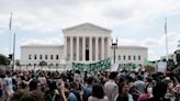 Lágrimas e desafio se misturam do lado de fora da Suprema Corte dos EUA após decisão sobre aborto