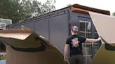 Compró una casa de US$20.000 por Amazon y la armó en un vivo de YouTube, pero un detalle sorprendió a todos