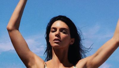 Kendall Jenner posó como una pin up girl en microbikini a lunares para la tapa de Vogue Francia