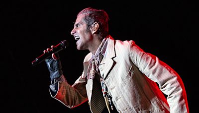 Perry Farrell apologizes to Dave Navarro, Jane's Addiction bandmates after on-stage fight