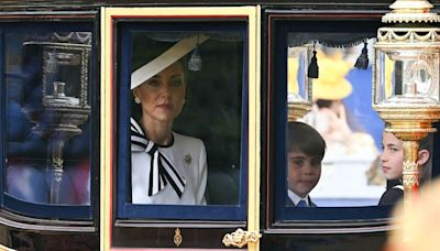 Príncipe Louis protagoniza momentos fofos em primeira aparição oficial da mãe, Kate Middleton, após diagnóstico de câncer; vídeos