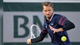 Daniil Medvedev sufre... pero avanza de ronda en Roland Garros