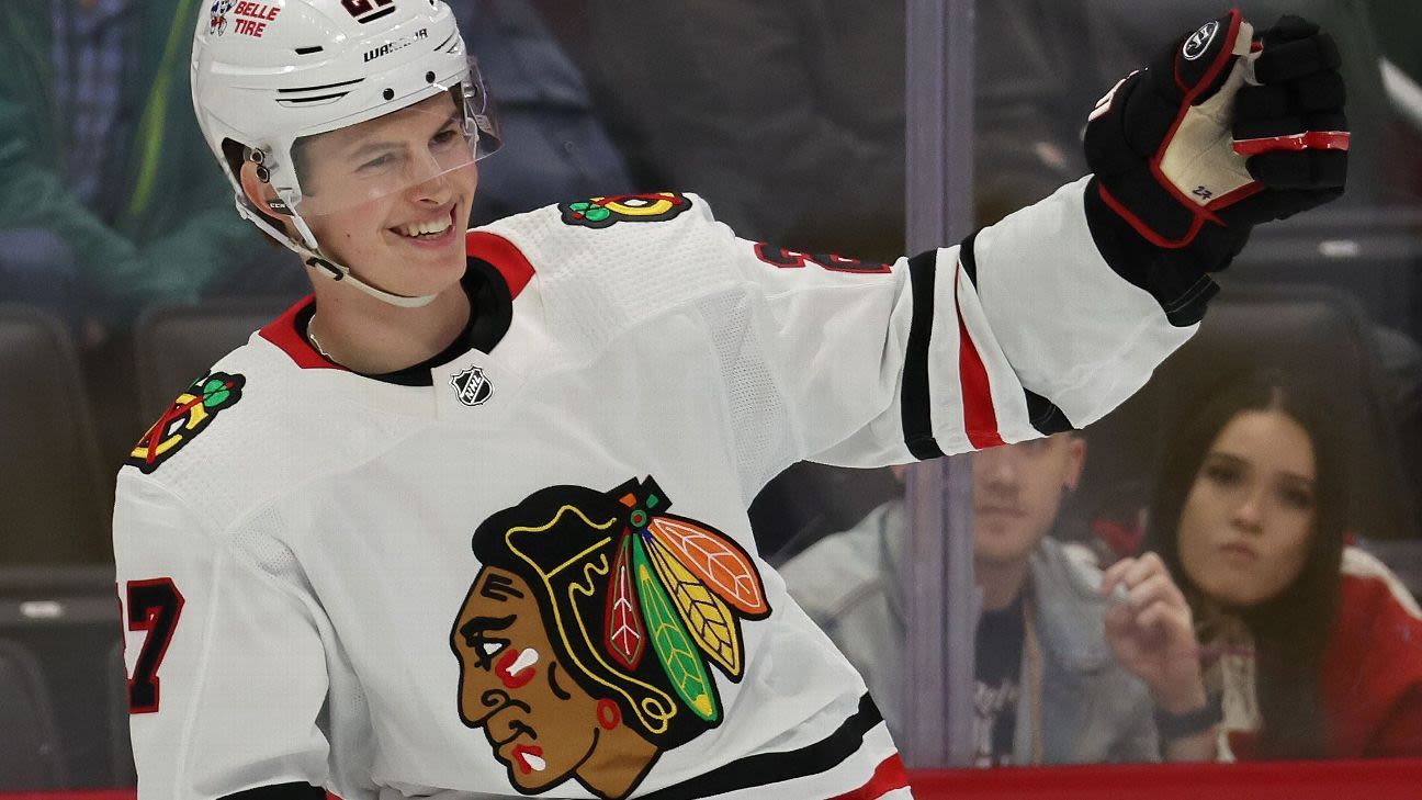 Blackhawks extend former 1st-rounder Reichel