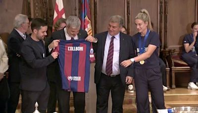 La incredulidad de Alexia Putellas cuando Jaume Collboni le arranca de las manos la camiseta del Barça