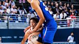 Una de las fotografías de los JJOO: el jugador más alto y el más bajo del baloncesto olímpico, cara a cara