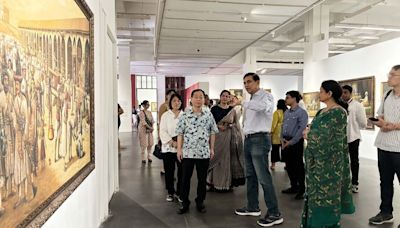 受邀參觀油畫展 駐印度代表：積極開啟文化交流