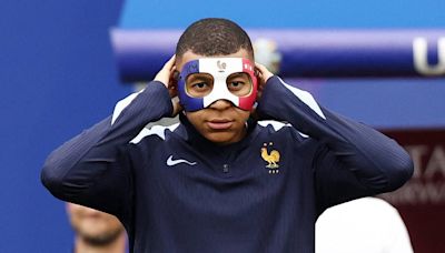 Así se ve Kylian Mbappé con máscara