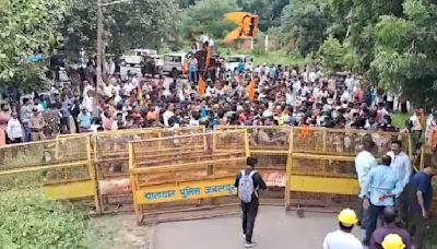 WATCH: Ruckus In Jabalpur As Hundreds Of Vishwa Hindu Parishad & Bajrang Dal Activists March To Demolish 'Illegal' Mosque