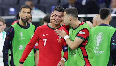 Cristiano Ronaldo llora desconsolado tras fallar un penalti durante la prórroga del Portugal - Eslovenia