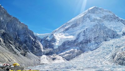 At least 3 climbers believed dead on Mount Everest