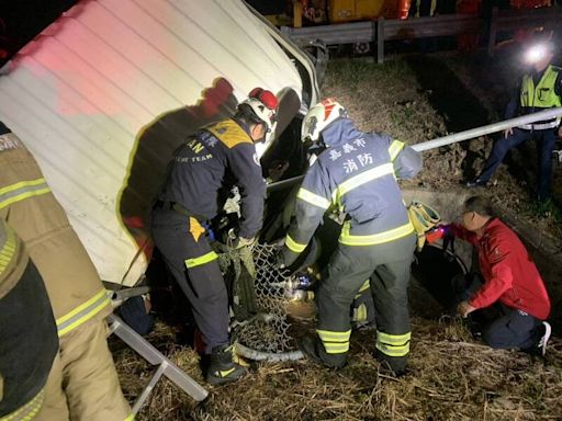 嘉縣消防局小隊長黃朝健、民雄義消分隊長何美雪 獲鳳凰獎