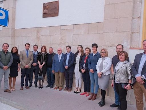 Una nueva placa en bronce recuerda en Cabra al marino Dionisio Alcalá-Galiano