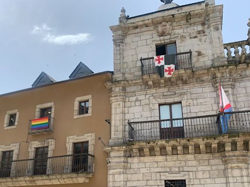 El alcalde de Ponferrada desestima el ruego de Vox de retirar la bandera LGTBI+ de la fachada del ayuntamiento