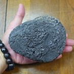§能量礦石§ 印尼隕石 Agni Manitite 火山玻璃 1376g 神聖之火的珍珠 烈火石