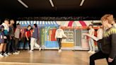La impresionante producción musical del IES Ramón Areces, con más de 125 estudiantes en escena recreando la icónica trama de West Side Story