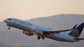 Mais de 30 passageiros passam mal em voo da United Airlines, e aeronave precisa ser tirada de serviço