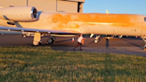 Le jet privé de Taylor Swift arrive à Londres, des militants écologistes repeignent l’aéroport en orange