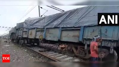 2 coaches of good train derail near Bhubaneswar railway station | Bhubaneswar News - Times of India