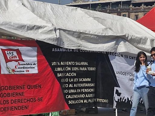Marea Rosa: Profesores de la CNTE permiten instalación del templete en el Zócalo, pero con división de vallas en su campamento