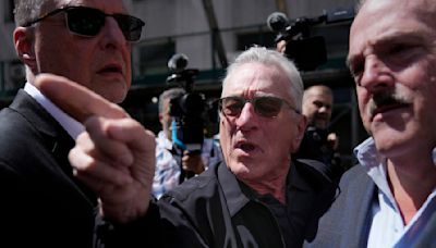 Robert De Niro se presenta afuera de la corte del juicio contra expresidente Trump