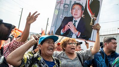 Expresidente peruano Fujimori, indultado, reaparece en la política