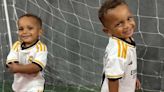 Aos 2 anos, filhos gêmeos de Rodrygo fazem escolinha de futebol em Santos