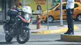 Conductor de la tercera edad choca contra agente de tránsito en Torreón