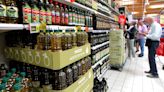 Consumo investiga si los supermercados han hinchado el precio del aceite de oliva tras la suspensión del IVA