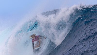 Caity Simmers is youngest World Surfing League champion after showdown with Caroline Marks