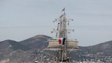 La llama de los Juegos Olímpicos abandona Grecia y zarpa hacia Francia en su último relevo