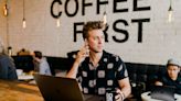 'Okupas' del portátil: Los cafés de Europa están hartos de nómadas digitales que acaparan espacio
