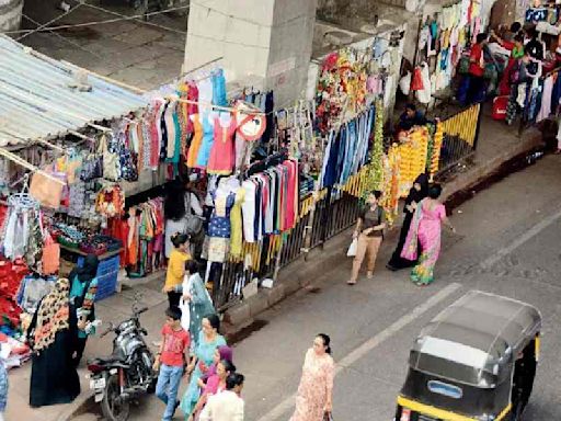 Old habits in Hatibagan: Hawkers continue encroaching on roads