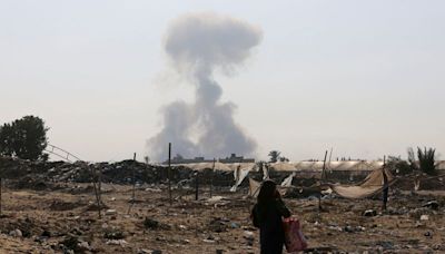 Israel carries out new raids in Gaza as Netanyahu visits US