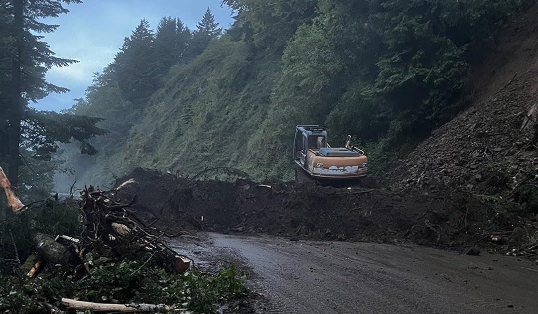 Both lanes open after landslide covers Highway 101 on Oregon Coast