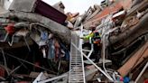 Número de mortos por terremoto em Turquia e Síria passa de 7.800; presidente turco declara emergência