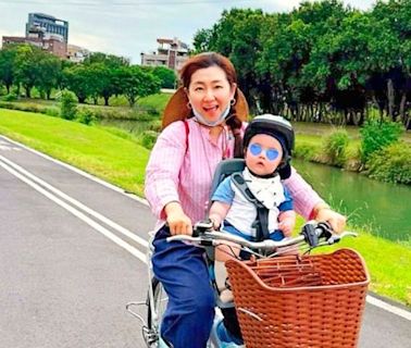 小腰果不滿1歲游泳課水中張眼 Selina讚兒子「水中蛟龍」