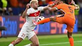 Países Bajos sufre ante Turquía pero completa las semifinales de la Eurocopa