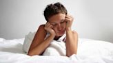 Vinculan dormir poco con tensión alta en mujeres