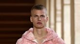 Givenchy desfila alfaiataria masculina elegante na Semana de Moda de Paris