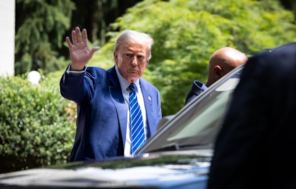 Donald Trump accused of repeatedly "waving to nobody"