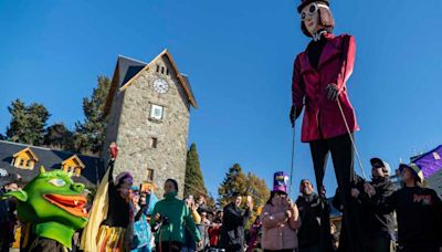 Mirá lo que son estos gigantes coloridos que desfilaron por Bariloche y le sumaron su encanto - Diario Río Negro