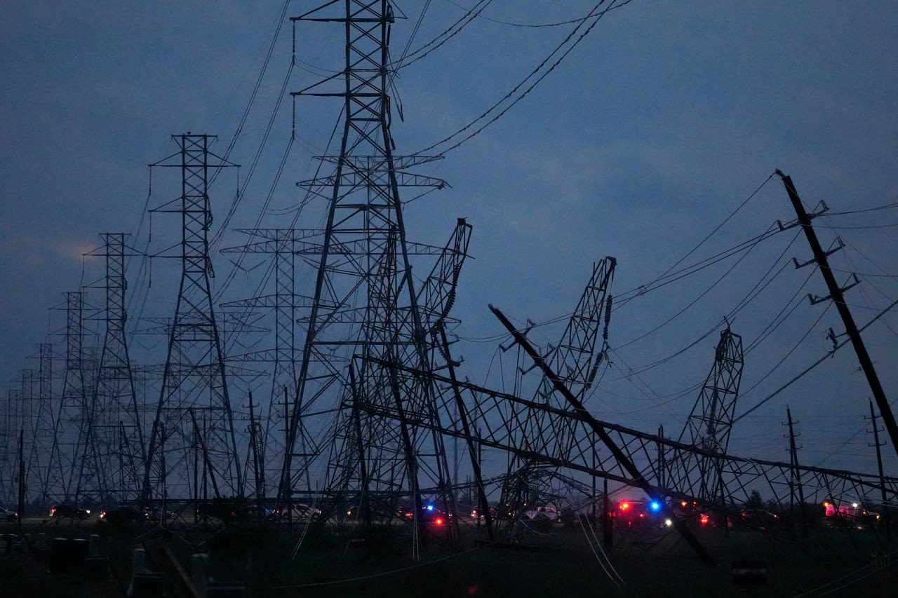 OUTAGE REPORT: Over 730,000 homes without power after severe storms hit in Houston area