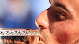 Ranking ATP: Tsitsipas regresó con todo al top 10 que vuelve a tener más de un tenista con el clásico revés a una mano