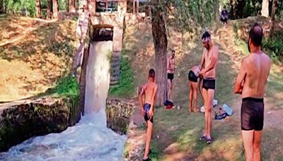 Amid searing heat, Anantnag residents throng ponds, canals