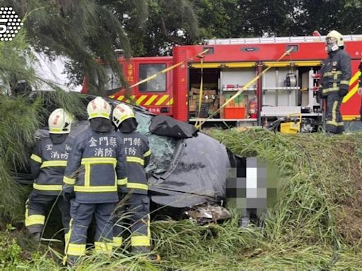 金門16歲少年無照開車自撞路燈 車子翻邊坡 送醫不治