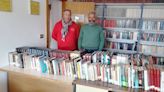 La Braña entrega 200 libros a la biblioteca de Salinas de Pisuerga