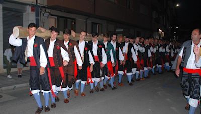 Los mozos del bando de la Magdalena de Llanes 'bailan' tres hogueras en una espectacular procesión nocturna